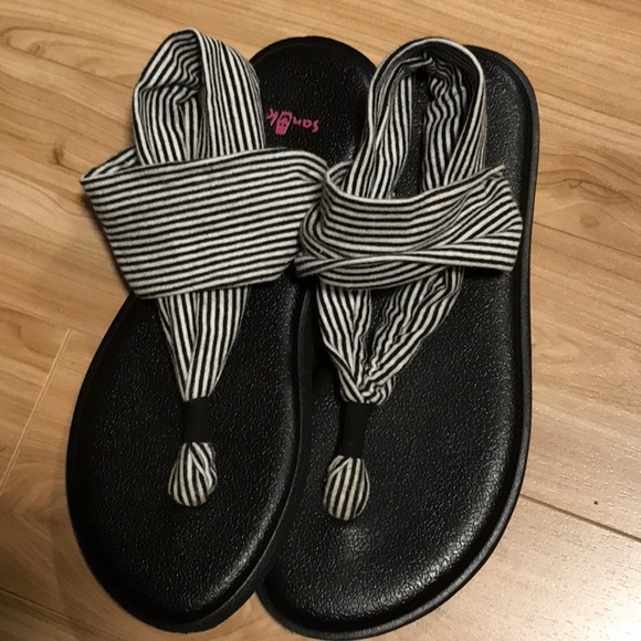 Sanuk ladies sandals - Picture 2 of 5